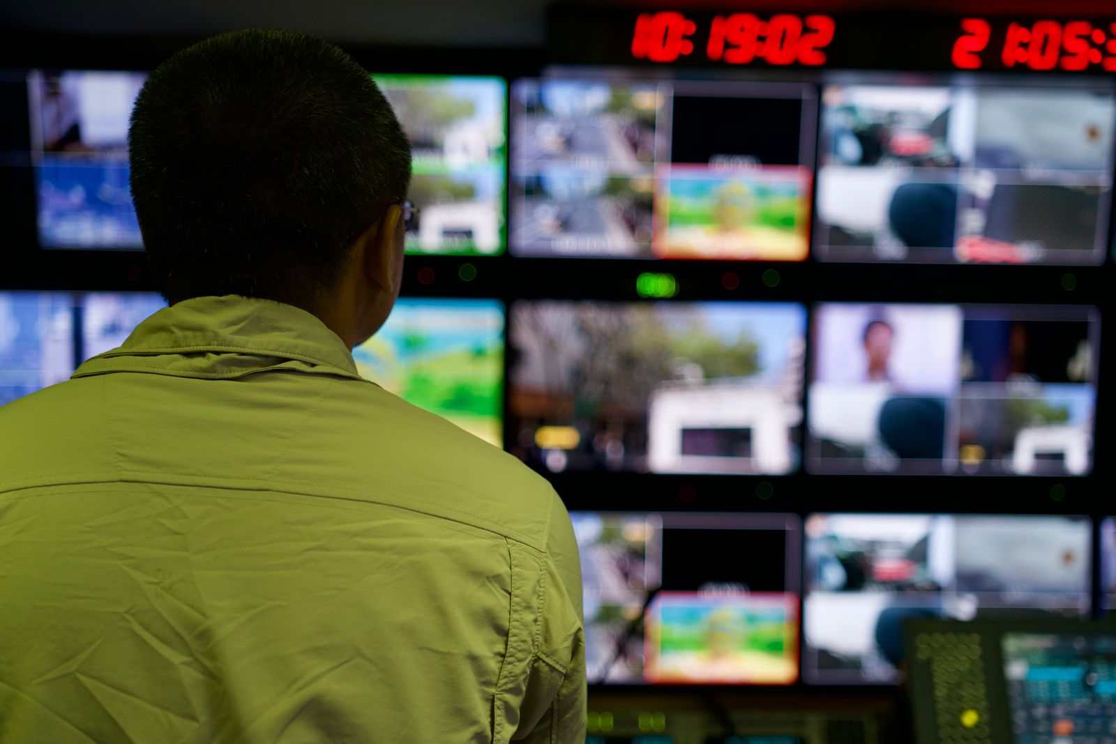 Security monitoring station with multiple video display screens